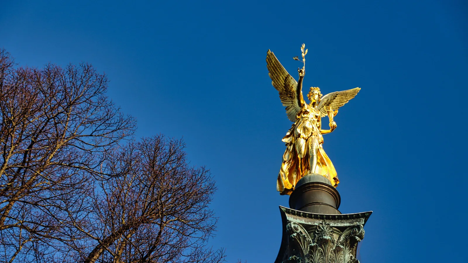 Der goldene Friedensengel in Bogenhausen vor blauem Himmel, Foto planet_fox / Pixabay