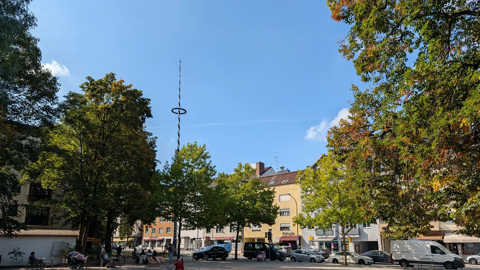 Platz mit Maibaum und Wohnhäusern in Berg am Laim, eigenes Foto